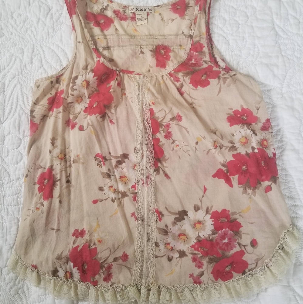 XXI Top witu Floral and Lace Detail